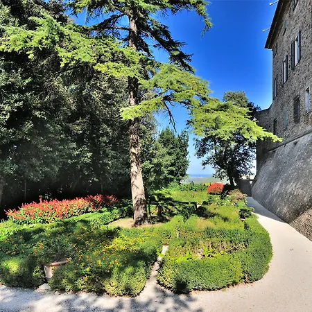 Castello Di 호텔 4*